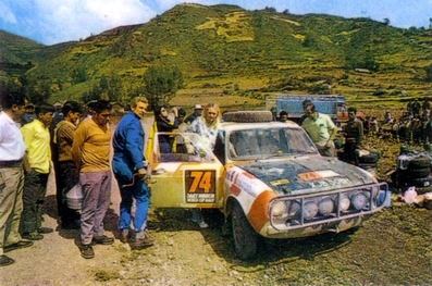 Rosemary Smith - Alice Watson - Ginette Derolland
Daily Mirror London-Mexico World Cup Rally 1970. Austin Maxi. Clasificada 10ª.

Del 19 de Abril al 27 de Mayo, Londres - Mexico.
Superficie: tierra - asfalto.

ITINERARIO:
Reino Unido, Francia, Alemania Occidental, Austria, Hungría, Yugoslavia, Bulgaria, regreso a Yugoslavia, Italia, Sur de Francia, España, Portugal.
REINICIO:
Brasil, Uruguay, Argentina, Chile, regreso a Argentina, Bolivia, Perú, Ecuador, Colombia, Panamá, Costa Rica, Nicaragua, Honduras, El Salvador, Guatemala y México.

La prueba constaba de 29 tramos especiales con un total de 25.750.00 km incluyendo los tramos de enlace.

Tomaron la salida 96 equipos, finalizaron 26.
@
Palabras clave: Rosemary_Smith;Londres-Mexico;Austin;1970;Mujeres;Womens