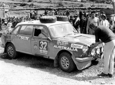 Ken Tubman - Andrew Welinski - Rob McAuley
Daily Mirror London-Mexico World Cup Rally 1970. Austin 1800. Clasificado 11º.

Del 19 de Abril al 27 de Mayo, Londres - Mexico.
Superficie: tierra - asfalto.

ITINERARIO:
Reino Unido, Francia, Alemania Occidental, Austria, Hungría, Yugoslavia, Bulgaria, regreso a Yugoslavia, Italia, Sur de Francia, España, Portugal.
REINICIO:
Brasil, Uruguay, Argentina, Chile, regreso a Argentina, Bolivia, Perú, Ecuador, Colombia, Panamá, Costa Rica, Nicaragua, Honduras, El Salvador, Guatemala y México.

La prueba constaba de 29 tramos especiales con un total de 25.750.00 km incluyendo los tramos de enlace.

Tomaron la salida 96 equipos, finalizaron 26.
@
Palabras clave: ;Londres-Mexico;Austin;1970
