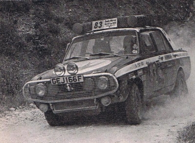 Alun Davies Rees - Hywel Thomas - Washington James
Daily Mirror London-Mexico World Cup Rally 1970. Hillman Hunter. Clasificado 15º.

Del 19 de Abril al 27 de Mayo, Londres - Mexico.
Superficie: tierra - asfalto.

ITINERARIO:
Reino Unido, Francia, Alemania Occidental, Austria, Hungría, Yugoslavia, Bulgaria, regreso a Yugoslavia, Italia, Sur de Francia, España, Portugal.
REINICIO:
Brasil, Uruguay, Argentina, Chile, regreso a Argentina, Bolivia, Perú, Ecuador, Colombia, Panamá, Costa Rica, Nicaragua, Honduras, El Salvador, Guatemala y México.

La prueba constaba de 29 tramos especiales con un total de 25.750.00 km incluyendo los tramos de enlace.

Tomaron la salida 96 equipos, finalizaron 26.
@
Palabras clave: Londres-Mexico;Hillman;Hunter;1970