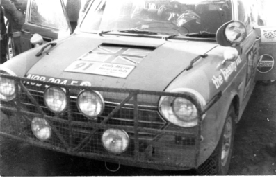 Jean Denton - Pat Wright - Liz Crellin
Daily Mirror London-Mexico World Cup Rally 1970. Morris 1800. Clasificado 18º.

Del 19 de Abril al 27 de Mayo, Londres - Mexico.
Superficie: tierra - asfalto.

ITINERARIO:
Reino Unido, Francia, Alemania Occidental, Austria, Hungría, Yugoslavia, Bulgaria, regreso a Yugoslavia, Italia, Sur de Francia, España, Portugal.
REINICIO:
Brasil, Uruguay, Argentina, Chile, regreso a Argentina, Bolivia, Perú, Ecuador, Colombia, Panamá, Costa Rica, Nicaragua, Honduras, El Salvador, Guatemala y México.

La prueba constaba de 29 tramos especiales con un total de 25.750.00 km incluyendo los tramos de enlace.

Tomaron la salida 96 equipos, finalizaron 26.
@
Palabras clave: ;Pat_Wright_Liz Crellin;Londres-Mexico;Morris;1970