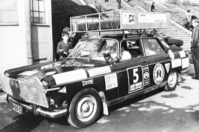 Ivica Vukoja - Streton Dordevic - Nester Milanov
Daily Mirror London-Mexico World Cup Rally 1970. Peugeot 404. Abandonó, desconocemos el motivo.

Del 19 de Abril al 27 de Mayo, Londres - Mexico.
Superficie: tierra - asfalto.

ITINERARIO:
Reino Unido, Francia, Alemania Occidental, Austria, Hungría, Yugoslavia, Bulgaria, regreso a Yugoslavia, Italia, Sur de Francia, España, Portugal.
REINICIO:
Brasil, Uruguay, Argentina, Chile, regreso a Argentina, Bolivia, Perú, Ecuador, Colombia, Panamá, Costa Rica, Nicaragua, Honduras, El Salvador, Guatemala y México.

La prueba constaba de 29 tramos especiales con un total de 25.750.00 km incluyendo los tramos de enlace.

Tomaron la salida 96 equipos, finalizaron 26.
@
Palabras clave: ;Streton_Dordevic;Nester Milanov;Londres-Mexico;Peugeot;1970