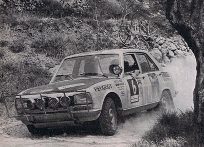 Major Hemsley - Sgt. W.J. Easton
Daily Mirror London-Mexico World Cup Rally 1970. Peugeot 504. Abandonó en Costa Rica, desconocemos el motivo.

Del 19 de Abril al 27 de Mayo, Londres - Mexico.
Superficie: tierra - asfalto.

ITINERARIO:
Reino Unido, Francia, Alemania Occidental, Austria, Hungría, Yugoslavia, Bulgaria, regreso a Yugoslavia, Italia, Sur de Francia, España, Portugal.
REINICIO:
Brasil, Uruguay, Argentina, Chile, regreso a Argentina, Bolivia, Perú, Ecuador, Colombia, Panamá, Costa Rica, Nicaragua, Honduras, El Salvador, Guatemala y México.

La prueba constaba de 29 tramos especiales con un total de 25.750.00 km incluyendo los tramos de enlace.

Tomaron la salida 96 equipos, finalizaron 26.
@
Palabras clave: ;Sgt._W.J._Easton;Londres-Mexico;Peugeot;1970