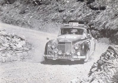 D.W.A.Martin - W.C.G.Martin - T.J.T.Martin
Daily Mirror London-Mexico World Cup Rally 1970. Rolls-Royce Silver Cloud. Abandonó por los bujes de la suspension, re-enganchandose al rally para ofrecer ayuda a quien la necesitara.

Del 19 de Abril al 27 de Mayo, Londres - Mexico.
Superficie: tierra - asfalto.

ITINERARIO:
Reino Unido, Francia, Alemania Occidental, Austria, Hungría, Yugoslavia, Bulgaria, regreso a Yugoslavia, Italia, Sur de Francia, España, Portugal.
REINICIO:
Brasil, Uruguay, Argentina, Chile, regreso a Argentina, Bolivia, Perú, Ecuador, Colombia, Panamá, Costa Rica, Nicaragua, Honduras, El Salvador, Guatemala y México.

La prueba constaba de 29 tramos especiales con un total de 25.750.00 km incluyendo los tramos de enlace.

Tomaron la salida 96 equipos, finalizaron 26.
@
Palabras clave: D.W.A.Martin;W.C.G.Martin;T.J.T.Martin;Londres-Mexico;Rolls-Royce;1970