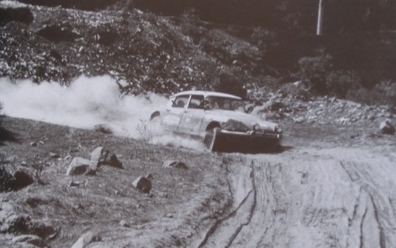 Claudine Trautmann-Bouchet - Colette Perrier
Daily Mirror London-Mexico World Cup Rally 1970. Citröen DS21.
Abandonaron en Costa Rica, pero se re-engancho para poder ayudar al equipo Citröen.

Del 19 de Abril al 27 de Mayo, Londres - Mexico.
Superficie: tierra - asfalto.

ITINERARIO:
Reino Unido, Francia, Alemania Occidental, Austria, Hungría, Yugoslavia, Bulgaria, regreso a Yugoslavia, Italia, Sur de Francia, España, Portugal.
REINICIO:
Brasil, Uruguay, Argentina, Chile, regreso a Argentina, Bolivia, Perú, Ecuador, Colombia, Panamá, Costa Rica, Nicaragua, Honduras, El Salvador, Guatemala y México.

La prueba constaba de 29 tramos especiales con un total de 25.750.00 km incluyendo los tramos de enlace.

Tomaron la salida 96 equipos, finalizaron 26.
@
Palabras clave: Londres-Mexico;Citroen;DS21;1970