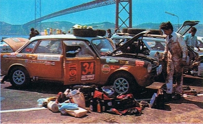 H.C. Penfold - P.A. Jones - E. McInally
Daily Mirror London-Mexico World Cup Rally 1970. British Leyland 1800. Abandonó, desconocemos el motivo.

Del 19 de Abril al 27 de Mayo, Londres - Mexico.
Superficie: tierra - asfalto.

ITINERARIO:
Reino Unido, Francia, Alemania Occidental, Austria, Hungría, Yugoslavia, Bulgaria, regreso a Yugoslavia, Italia, Sur de Francia, España, Portugal.
REINICIO:
Brasil, Uruguay, Argentina, Chile, regreso a Argentina, Bolivia, Perú, Ecuador, Colombia, Panamá, Costa Rica, Nicaragua, Honduras, El Salvador, Guatemala y México.

La prueba constaba de 29 tramos especiales con un total de 25.750.00 km incluyendo los tramos de enlace.

Tomaron la salida 96 equipos, finalizaron 26.
@
Palabras clave: ;P._A._Jones;Londres-Mexico;Leyland;1970