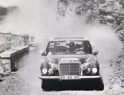 Alfred Katz - Alfred Kling - Albert Pfuhl
Daily Mirror London-Mexico World Cup Rally 1970. Daimler Benz 280SE. Abandonó, desconocemos el motivo.

Del 19 de Abril al 27 de Mayo, Londres - Mexico.
Superficie: tierra - asfalto.

ITINERARIO:
Reino Unido, Francia, Alemania Occidental, Austria, Hungría, Yugoslavia, Bulgaria, regreso a Yugoslavia, Italia, Sur de Francia, España, Portugal.
REINICIO:
Brasil, Uruguay, Argentina, Chile, regreso a Argentina, Bolivia, Perú, Ecuador, Colombia, Panamá, Costa Rica, Nicaragua, Honduras, El Salvador, Guatemala y México.

La prueba constaba de 29 tramos especiales con un total de 25.750.00 km incluyendo los tramos de enlace.

Tomaron la salida 96 equipos, finalizaron 26.
@
Palabras clave: ;Londres-Mexico;Daimler;Benz;1970