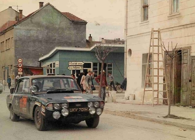 Adrian Lloyd-Hirst - Brian Englefield - Keith Baker
Daily Mirror London-Mexico World Cup Rally 1970. Triumph 2.5 Pi (UKV 701H). Abandonó por no pasar por un control horaro entre Rio de Janeiro y Ventania.

Del 19 de Abril al 27 de Mayo, Londres - Mexico.
Superficie: tierra - asfalto.

ITINERARIO:
Reino Unido, Francia, Alemania Occidental, Austria, Hungría, Yugoslavia, Bulgaria, regreso a Yugoslavia, Italia, Sur de Francia, España, Portugal.
REINICIO:
Brasil, Uruguay, Argentina, Chile, regreso a Argentina, Bolivia, Perú, Ecuador, Colombia, Panamá, Costa Rica, Nicaragua, Honduras, El Salvador, Guatemala y México.

La prueba constaba de 29 tramos especiales con un total de 25.750.00 km incluyendo los tramos de enlace.

Tomaron la salida 96 equipos, finalizaron 26.
@
Palabras clave: ;Keith Baker;Londres-Mexico;Triumph;1970
