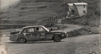 Adrian Lloyd-Hirst - Brian Englefield - Keith Baker
Daily Mirror London-Mexico World Cup Rally 1970. Triumph 2.5 Pi (UKV 701H). Abandonó por no pasar por un control horaro entre Rio de Janeiro y Ventania.

Del 19 de Abril al 27 de Mayo, Londres - Mexico.
Superficie: tierra - asfalto.

ITINERARIO:
Reino Unido, Francia, Alemania Occidental, Austria, Hungría, Yugoslavia, Bulgaria, regreso a Yugoslavia, Italia, Sur de Francia, España, Portugal.
REINICIO:
Brasil, Uruguay, Argentina, Chile, regreso a Argentina, Bolivia, Perú, Ecuador, Colombia, Panamá, Costa Rica, Nicaragua, Honduras, El Salvador, Guatemala y México.

La prueba constaba de 29 tramos especiales con un total de 25.750.00 km incluyendo los tramos de enlace.

Tomaron la salida 96 equipos, finalizaron 26.
@
Palabras clave: ;Keith Baker;Londres-Mexico;Triumph;1970
