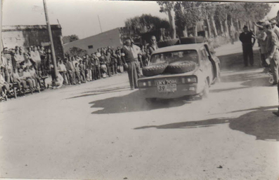 Adrian Lloyd-Hirst - Brian Englefield - Keith Baker
Daily Mirror London-Mexico World Cup Rally 1970. Triumph 2.5 Pi (UKV 701H). Abandonó por no pasar por un control horaro entre Rio de Janeiro y Ventania.

Del 19 de Abril al 27 de Mayo, Londres - Mexico.
Superficie: tierra - asfalto.

ITINERARIO:
Reino Unido, Francia, Alemania Occidental, Austria, Hungría, Yugoslavia, Bulgaria, regreso a Yugoslavia, Italia, Sur de Francia, España, Portugal.
REINICIO:
Brasil, Uruguay, Argentina, Chile, regreso a Argentina, Bolivia, Perú, Ecuador, Colombia, Panamá, Costa Rica, Nicaragua, Honduras, El Salvador, Guatemala y México.

La prueba constaba de 29 tramos especiales con un total de 25.750.00 km incluyendo los tramos de enlace.

Tomaron la salida 96 equipos, finalizaron 26.
@
Palabras clave: ;Keith Baker;Londres-Mexico;Triumph;1970