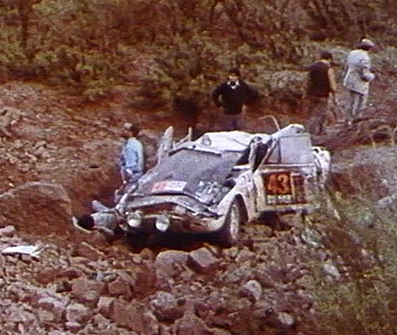 Andrew Cowan - Brian Coyle - Ularico Ossio
Daily Mirror London-Mexico World Cup Rally 1970. Triumph 2.5 PI. Abandonó por el accidente de la foto, cuando estaba alcanzando el Morris 1800 de Jean Denton - Pat Wright - Liz Crellin.

Debido a la polvareda que levantaba el Morris, no vio una horquilla a derechas en subida.
Era el tramo mas largo del Rally que iba de Rodeo a La Vina, tenia 816 Kms.

Cowan pilotaba, Coyle era el navegador y Ossio dormia en el asiento posterior.

Del 19 de Abril al 27 de Mayo, Londres - Mexico.
Superficie: tierra - asfalto.

ITINERARIO:
Reino Unido, Francia, Alemania Occidental, Austria, Hungría, Yugoslavia, Bulgaria, regreso a Yugoslavia, Italia, Sur de Francia, España, Portugal.
REINICIO:
Brasil, Uruguay, Argentina, Chile, regreso a Argentina, Bolivia, Perú, Ecuador, Colombia, Panamá, Costa Rica, Nicaragua, Honduras, El Salvador, Guatemala y México.

La prueba constaba de 29 tramos especiales con un total de 25.750.00 km incluyendo los tramos de enlace.

Tomaron la salida 96 equipos, finalizaron 26.
@
Palabras clave: ;Londres-Mexico;Triumph;1970;Crash