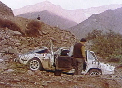 Andrew Cowan - Brian Coyle - Ularico Ossio
Daily Mirror London-Mexico World Cup Rally 1970. Triumph 2.5 PI. Abandonó por el accidente de la foto, cuando estaba alcanzando el Morris 1800 de Jean Denton - Pat Wright - Liz Crellin.

Debido a la polvareda que levantaba el Morris, no vio una horquilla a derechas en subida.
Era el tramo mas largo del Rally que iba de Rodeo a La Vina, tenia 816 Kms.

Cowan pilotaba, Coyle era el navegador y Ossio dormia en el asiento posterior.

Del 19 de Abril al 27 de Mayo, Londres - Mexico.
Superficie: tierra - asfalto.

ITINERARIO:
Reino Unido, Francia, Alemania Occidental, Austria, Hungría, Yugoslavia, Bulgaria, regreso a Yugoslavia, Italia, Sur de Francia, España, Portugal.
REINICIO:
Brasil, Uruguay, Argentina, Chile, regreso a Argentina, Bolivia, Perú, Ecuador, Colombia, Panamá, Costa Rica, Nicaragua, Honduras, El Salvador, Guatemala y México.

La prueba constaba de 29 tramos especiales con un total de 25.750.00 km incluyendo los tramos de enlace.

Tomaron la salida 96 equipos, finalizaron 26.
@
Palabras clave: ;Londres-Mexico;Triumph;1970;Crash