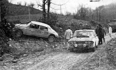 Daily Mirror London-Mexico World Cup Rally 1970
Triumph 2.5 Pi Mk2 de Evan Green - Gelegnite Jack Murray - Hamish Cardno.
Citröen DS 21 de Paul Coltelloni - Henri Marang 'Ido'.

Esperando que retiren de la ruta dos camiones que habí­an colisionado.
Ambos se retiraron, el primero (Triumph) por problemas mecánicos-accidente y el segundo (Citröen) por fatal accidente.

Del 19 de Abril al 27 de Mayo, Londres - Mexico.
Superficie: tierra - asfalto.

ITINERARIO:
Reino Unido, Francia, Alemania Occidental, Austria, Hungría, Yugoslavia, Bulgaria, regreso a Yugoslavia, Italia, Sur de Francia, España, Portugal.
REINICIO:
Brasil, Uruguay, Argentina, Chile, regreso a Argentina, Bolivia, Perú, Ecuador, Colombia, Panamá, Costa Rica, Nicaragua, Honduras, El Salvador, Guatemala y México.

La prueba constaba de 29 tramos especiales con un total de 25.750.00 km incluyendo los tramos de enlace.

Tomaron la salida 96 equipos, finalizaron 26.
@
Palabras clave: ;Paul_Coltelloni;do_Marang;Londres-Mexico;Citroen;DS21;Triumph;1970