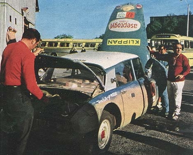 Paul Coltelloni - Henri Marang 'Ido'
Daily Mirror London-Mexico World Cup Rally 1970. Citröen DS 21. Abandonó por fatal accidente.

Al entrar en una gasolinera otro coche hizo un cambio de sentido, chocando ambos de frente.
Henri Marang 'Ido' que en el momento del accidente iba durmiendo en el asiento delantero, falleció en el hospital debido a las lesiones internas del choque.

Del 19 de Abril al 27 de Mayo, Londres - Mexico.
Superficie: tierra - asfalto.

ITINERARIO:
Reino Unido, Francia, Alemania Occidental, Austria, Hungría, Yugoslavia, Bulgaria, regreso a Yugoslavia, Italia, Sur de Francia, España, Portugal.
REINICIO:
Brasil, Uruguay, Argentina, Chile, regreso a Argentina, Bolivia, Perú, Ecuador, Colombia, Panamá, Costa Rica, Nicaragua, Honduras, El Salvador, Guatemala y México.

La prueba constaba de 29 tramos especiales con un total de 25.750.00 km incluyendo los tramos de enlace.

Tomaron la salida 96 equipos, finalizaron 26.
@
Palabras clave: Paul_Coltelloni;Londres-Mexico;Citroen;DS21;1970