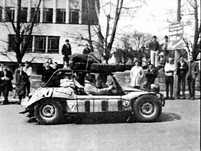 John Caulcutt - David Steward - Noel Hutchinson
Daily Mirror London-Mexico World Cup Rally 1970. Volkswagen Beach Buggy. Abandonó por rotura del depósito de gasolina antes del primer tramo cronometrado.

Del 19 de Abril al 27 de Mayo, Londres - Mexico.
Superficie: tierra - asfalto.

ITINERARIO:
Reino Unido, Francia, Alemania Occidental, Austria, Hungría, Yugoslavia, Bulgaria, regreso a Yugoslavia, Italia, Sur de Francia, España, Portugal.
REINICIO:
Brasil, Uruguay, Argentina, Chile, regreso a Argentina, Bolivia, Perú, Ecuador, Colombia, Panamá, Costa Rica, Nicaragua, Honduras, El Salvador, Guatemala y México.

La prueba constaba de 29 tramos especiales con un total de 25.750.00 km incluyendo los tramos de enlace.

Tomaron la salida 96 equipos, finalizaron 26.
@
Palabras clave: John_Caulcutt;Londres-Mexico;Volkswagen;Buggy;1970