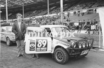 Allan Keefe - James Conroy
Daily Mirror London-Mexico World Cup Rally 1970. Austin Mini Cooper Four Door. Abandonó por llegar tarde en el control de Serbia.

Del 19 de Abril al 27 de Mayo, Londres - Mexico.
Superficie: tierra - asfalto.

ITINERARIO:
Reino Unido, Francia, Alemania Occidental, Austria, Hungría, Yugoslavia, Bulgaria, regreso a Yugoslavia, Italia, Sur de Francia, España, Portugal.
REINICIO:
Brasil, Uruguay, Argentina, Chile, regreso a Argentina, Bolivia, Perú, Ecuador, Colombia, Panamá, Costa Rica, Nicaragua, Honduras, El Salvador, Guatemala y México.

La prueba constaba de 29 tramos especiales con un total de 25.750.00 km incluyendo los tramos de enlace.

Tomaron la salida 96 equipos, finalizaron 26.
@
Palabras clave: Londres-Mexico;Austin;Cooper;1970