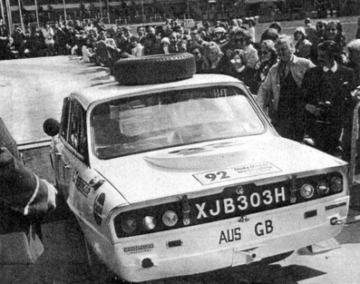 Evan Green - Gelegnite Jack Murray - Hamish Cardno
Daily Mirror London-Mexico World Cup Rally 1970. Triumph 2.5 Pi Mk2 (XJB303H). Abandonó el quinto dia de las etapas americanas.
Iba solo con 5 cilindros desde San Remo, saliendo de Londres con una guia de válvulas rota y teniendo una salida en el tramo Alpine de Monte-Carlo, quedando el frontal del coche destrozado.

Del 19 de Abril al 27 de Mayo, Londres - Mexico.
Superficie: tierra - asfalto.

ITINERARIO:
Reino Unido, Francia, Alemania Occidental, Austria, Hungría, Yugoslavia, Bulgaria, regreso a Yugoslavia, Italia, Sur de Francia, España, Portugal.
REINICIO:
Brasil, Uruguay, Argentina, Chile, regreso a Argentina, Bolivia, Perú, Ecuador, Colombia, Panamá, Costa Rica, Nicaragua, Honduras, El Salvador, Guatemala y México.

La prueba constaba de 29 tramos especiales con un total de 25.750.00 km incluyendo los tramos de enlace.

Tomaron la salida 96 equipos, finalizaron 26.
@
Palabras clave: Londres-Mexico;Triumph;1970