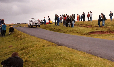 Evan Green - Gelegnite Jack Murray - Hamish Cardno
Daily Mirror London-Mexico World Cup Rally 1970. Triumph 2.5 Pi Mk2 (XJB303H). Abandonó el quinto dia de las etapas americanas.
Iba solo con 5 cilindros desde San Remo, saliendo de Londres con una guia de válvulas rota y teniendo una salida en el tramo Alpine de Monte-Carlo, quedando el frontal del coche destrozado.

Del 19 de Abril al 27 de Mayo, Londres - Mexico.
Superficie: tierra - asfalto.

ITINERARIO:
Reino Unido, Francia, Alemania Occidental, Austria, Hungría, Yugoslavia, Bulgaria, regreso a Yugoslavia, Italia, Sur de Francia, España, Portugal.
REINICIO:
Brasil, Uruguay, Argentina, Chile, regreso a Argentina, Bolivia, Perú, Ecuador, Colombia, Panamá, Costa Rica, Nicaragua, Honduras, El Salvador, Guatemala y México.

La prueba constaba de 29 tramos especiales con un total de 25.750.00 km incluyendo los tramos de enlace.

Tomaron la salida 96 equipos, finalizaron 26.
@
Palabras clave: Evan_Green;Hamish Cardno;Londres-Mexico;Triumph;1970