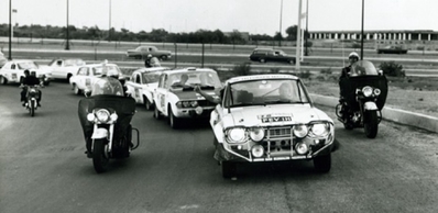 Llegada a Mexico D.F.
Daily Mirror London-Mexico World Cup Rally 1970.
Última etapa neutralizada, todosen fila tal como quedaron clasificados.

Del 19 de Abril al 27 de Mayo, Londres - Mexico.
Superficie: tierra - asfalto.

ITINERARIO:
Reino Unido, Francia, Alemania Occidental, Austria, Hungría, Yugoslavia, Bulgaria, regreso a Yugoslavia, Italia, Sur de Francia, España, Portugal.
REINICIO:
Brasil, Uruguay, Argentina, Chile, regreso a Argentina, Bolivia, Perú, Ecuador, Colombia, Panamá, Costa Rica, Nicaragua, Honduras, El Salvador, Guatemala y México.

La prueba constaba de 29 tramos especiales con un total de 25.750.00 km incluyendo los tramos de enlace.

Tomaron la salida 96 equipos, finalizaron 26.
Palabras clave: Londres-Mexico