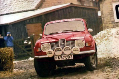 Stig Blomqvist - Arne Hertz
20º Daily Mirror RAC Rally 1971. Saab 96 V4 (PA 57003). Clasificado 1º.
Saab Scania

Del 20 al 25 de Noviembre, Harrogate.
Superficie: tierra - nieve

El Rally tenia un total de 646.90 km cronometrados divididos en 77 tramos especiales (13 de ellos fueron cancelados, SS11 
Kilburn de 3.22 km, SS12 Boltby de 6.44 km, SS23 Redesdale de 3.22, SS27 Glendevon de 3.22 km, SS28 Blackcraig de 16.09 km, SS32 Clashindarrich de 13.68 km, SS33 Bin de 6.44 km, SS35 
Glen Errochty de 12.87 km, SS36 Ladywell de 4.02 km, SS37 Craigvinean de 11.26 km, SS38 Achray de 12.07, SS39 Loch Ard de 8.05 km, SS51 Speed Merchants de 4.83 km)

Tomaron la salida 231 equipos, finalizaron 104.
@
Palabras clave: Saab;Gran_Bretaña;1971;Daily_Mirror;RAC_Rally;Inglaterra