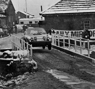 Björn Waldegard - Lars Nyström
20º Daily Mirror RAC Rally 1971. Porsche 911 S (S-Z 7941). Clasificado 2º.

Del 20 al 25 de Noviembre, Harrogate.
Superficie: tierra - nieve

El Rally tenia un total de 646.90 km cronometrados divididos en 77 tramos especiales (13 de ellos fueron cancelados, SS11 
Kilburn de 3.22 km, SS12 Boltby de 6.44 km, SS23 Redesdale de 3.22, SS27 Glendevon de 3.22 km, SS28 Blackcraig de 16.09 km, SS32 Clashindarrich de 13.68 km, SS33 Bin de 6.44 km, SS35 
Glen Errochty de 12.87 km, SS36 Ladywell de 4.02 km, SS37 Craigvinean de 11.26 km, SS38 Achray de 12.07, SS39 Loch Ard de 8.05 km, SS51 Speed Merchants de 4.83 km)

Tomaron la salida 231 equipos, finalizaron 104.
@
Palabras clave: ;Porsche;Gran_Bretaña;1971;Daily_Mirror;RAC_Rally;Inglaterra