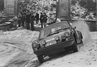 Björn Waldegard - Lars Nyström
20º Daily Mirror RAC Rally 1971. Porsche 911 S (S-Z 7941). Clasificado 2º.

Del 20 al 25 de Noviembre, Harrogate.
Superficie: tierra - nieve

El Rally tenia un total de 646.90 km cronometrados divididos en 77 tramos especiales (13 de ellos fueron cancelados, SS11 
Kilburn de 3.22 km, SS12 Boltby de 6.44 km, SS23 Redesdale de 3.22, SS27 Glendevon de 3.22 km, SS28 Blackcraig de 16.09 km, SS32 Clashindarrich de 13.68 km, SS33 Bin de 6.44 km, SS35 
Glen Errochty de 12.87 km, SS36 Ladywell de 4.02 km, SS37 Craigvinean de 11.26 km, SS38 Achray de 12.07, SS39 Loch Ard de 8.05 km, SS51 Speed Merchants de 4.83 km)

Tomaron la salida 231 equipos, finalizaron 104.
@
Palabras clave: ;Porsche;Gran_Bretaña;1971;Daily_Mirror;nieve;Inglaterra