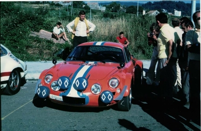 Estanislao Reverter - Eloy Rodríguez
9º Rally Rí­as Baixas 1971. Alpine-Porsche "Realpor-Alpinche" (OR-31516). Clasificado 3º.
Debut del "invento" del gran Estanislao Reverter, al que podemos ver al lado derecho de la foto con polo amarillo.

Del 12 al 14 de Agosto, Vigo, Pontevedra, Galicia, España.
Superficie: asfalto.

Tomaron la salida 77 equipos, finalizaron 51.

Fotografía realizada por Marc Etchebers, el cual participó en la prueba con su mujer Marie-Christine como copiloto con un BMW 2002 Ti, finalizaron en 8º lugar.@
Palabras clave: Estanislao_Reverter;Rias_Baixas;Alpinche;Porsche;Alpine;1971;Debut