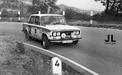 Salvador Servià - Montse Imbers
15º Rally 2000 Viratges 1973. Seat 1430-1600 "FU" (GE-9019-B). Clasificado 1º.

Dos apuntes sobre este 2000 Viratges 1973: 

Dominio total de los FU 1600, con Servià, Zanini y Serra.
Bäbler, que dominaba, se retiró por problemas de transmisión y Cañellas, con la victoria a la vista, rompía un palier en el último tramo.
Aún retirándose, Bäbler se proclamó Campeón de España. 

Y segundo apunte:
Etchebers, Aleix y Tito Serra (todos con 911) no tomaron la salida, porque el primer tramo era de tierra y... 33 km !.

Del 10 al 11 de Noviembre, Manresa, Barcelona, Catalunya, España.
Superficie: tierra - asfalto.

Tomaron la salida 55 equipos, finalizaron 26.

© José Luis Cortijos
@@
Palabras clave: ;2000_Viratges;FU;Seat;1973