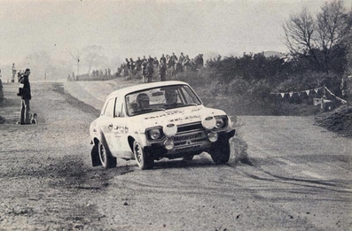 Markku Alén - Ilkka Kivimäki
22º Daily Mirror RAC Rally 1973. Ford Escort RS 1600 MKI (WWC 251L). Clasificado 3º.
Motorcraft

Del 17 al 21 de Noviembre, London, York, Inglaterra.
Superficie: tierra - barro.

El Rally tenia un total de 3020 km de los que 540.02 km divididos en 80 tramos eran especiales.
10 de ellos fueron cancelados:
SS4 Bildworth de 2.41 km
SS5 Harlow de 2.41 km
SS8 Common de 3.22 km
SS9 Quarry de 2.41 km
SS10 Ludlow de 3.22 km
SS54 Rest and Be Thankful de 1.61 km
SS55 Strachur de 4.83 km
SS56 Loch Eck de 3.22 km
SS57 Loch Eckside de 9.66 km
SS58 Ardgartan de 4.83 km

Se inscribieron 241 equipos, tomaron la salida 198, finalizaron 91.@
Palabras clave: Ford;Escort;MKI;Gran_Bretaña;1973;RAC_Rally;Daily_Mirror;Inglaterra