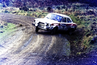 Markku Alén - Ilkka Kivimäki
22º Daily Mirror RAC Rally 1973. Ford Escort RS 1600 MKI (WWC 251L). Clasificado 3º.
Motorcraft

Del 17 al 21 de Noviembre, London, York, Inglaterra.
Superficie: tierra - barro.

El Rally tenia un total de 3020 km de los que 540.02 km divididos en 80 tramos eran especiales.
10 de ellos fueron cancelados:
SS4 Bildworth de 2.41 km
SS5 Harlow de 2.41 km
SS8 Common de 3.22 km
SS9 Quarry de 2.41 km
SS10 Ludlow de 3.22 km
SS54 Rest and Be Thankful de 1.61 km
SS55 Strachur de 4.83 km
SS56 Loch Eck de 3.22 km
SS57 Loch Eckside de 9.66 km
SS58 Ardgartan de 4.83 km

Se inscribieron 241 equipos, tomaron la salida 198, finalizaron 91.@
Palabras clave: Ford;Escort;MKI;Gran_Bretaña;1973;RAC_Rally;Daily_Mirror;Inglaterra
