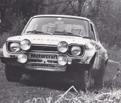 Markku Alén - Ilkka Kivimäki
22º Daily Mirror RAC Rally 1973. Ford Escort RS 1600 MKI (WWC 251L). Clasificado 3º.
Motorcraft

Del 17 al 21 de Noviembre, London, York, Inglaterra.
Superficie: tierra - barro.

El Rally tenia un total de 3020 km de los que 540.02 km divididos en 80 tramos eran especiales.
10 de ellos fueron cancelados:
SS4 Bildworth de 2.41 km
SS5 Harlow de 2.41 km
SS8 Common de 3.22 km
SS9 Quarry de 2.41 km
SS10 Ludlow de 3.22 km
SS54 Rest and Be Thankful de 1.61 km
SS55 Strachur de 4.83 km
SS56 Loch Eck de 3.22 km
SS57 Loch Eckside de 9.66 km
SS58 Ardgartan de 4.83 km

Se inscribieron 241 equipos, tomaron la salida 198, finalizaron 91.@
Palabras clave: Ford;Escort;MKI;Gran_Bretaña;1973;RAC_Rally;Daily_Mirror;Inglaterra