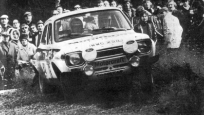 Markku Alén - Ilkka Kivimäki
22º Daily Mirror RAC Rally 1973. Ford Escort RS 1600 MKI (WWC 251L). Clasificado 3º.
Motorcraft

Del 17 al 21 de Noviembre, London, York, Inglaterra.
Superficie: tierra - barro.

El Rally tenia un total de 3020 km de los que 540.02 km divididos en 80 tramos eran especiales.
10 de ellos fueron cancelados:
SS4 Bildworth de 2.41 km
SS5 Harlow de 2.41 km
SS8 Common de 3.22 km
SS9 Quarry de 2.41 km
SS10 Ludlow de 3.22 km
SS54 Rest and Be Thankful de 1.61 km
SS55 Strachur de 4.83 km
SS56 Loch Eck de 3.22 km
SS57 Loch Eckside de 9.66 km
SS58 Ardgartan de 4.83 km

Se inscribieron 241 equipos, tomaron la salida 198, finalizaron 91.@
Palabras clave: Ford;Escort;MKI;Gran_Bretaña;1973;RAC_Rally;Daily_Mirror;Inglaterra