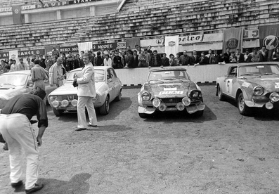 Parque Cerrado del Rally YU en Belgrado
7º Rally YU (exYugoslavia) 1973, Los Renault R12 Gordini son los de Chubrikov, y el de Attila Ferjancz - Janos Zsembery Clasificados 2º. Los Fiat 124 Abarth son los de Raffaele Pinto y el de Donatella Tominz - Gabriela Mamolo Clasificadas 1º @
Palabras clave: Raffaele_Pinto;YU;Fiat;Renault;1973