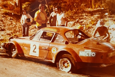 Subida a Castro de Beiro 1974
Organizada por Estanislao Reverter el 2 de Junio.
Estanislao Reverter le dejó el Alpinche a Pepe Pavón, piloto de la Escudería Orense y en 1973 piloto oficial Renault.

Durante los entrenamientos parece ser que la rueda trasera izquierda perdió aire, debido a la porosidad del aluminio de las llantas Targa.
Y así, en pleno apoyo, en una curva a derechas se salió, impactando contra una roca y subiéndose por un pino.

Estanislao, director de la prueba, llegó a la salida, donde estaba Manuel Pérez Canabal y le dice a éste:
"Busca a Chicho (uno de sus mecánicos) y llévate el Alpinche que yo al pasar ni quise mirar".

Así hicieron y Estanislao no vio el coche hasta el día siguiente guardado en su taller, Resfré.

Photo subida por Peitos en la página de Facebook "Fundación Estanislao Reverter".
Palabras clave: Alpinche;Estanislao_Reverter;1974;Crash