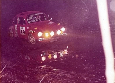 Al Schmit - Ed Rachner
26º Press-on-Regardless Rally 1974. Volkswagen 1303 S. Abandonó, desconocemos el motivo y en que especial.

Del 30 de Octubre al 3 de Noviembre, Marquette, Michigan, EE.UU.
Superficie: tierra.

El Rally tenia un total de 997.54 Km de los que 464.55 Km divididos en 51 tramos eran de especiales (254.08 km fueron cancelados, un total de 16 tramos).

Se inscribieron 68 equipos, tomaron la salida 64, finalizaron 29.@
Palabras clave: Volkswagen;USA;1974