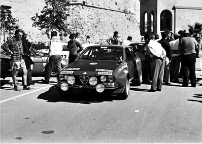 Amilcare Ballestrieri - Maurizio Mannini
Foto pre-verificaciones.

17º Rally Sanremo 1975. Alfa Romeo Alfetta GT (MI-V85555). Abandonó por accidente.

Del 1 al 4 de Octubre, Sanremo, Imperia, Liguria, Italia.
Superficie: tierra - asfalto.

El Rally tenia un total de 1736.00 km de los que 977.00 km divididos en 39 tramos eran especiales.

Tomaron la salida 118 equipos, finalizaron 33.@
Palabras clave: ;Alfa;Alfetta;Romeo;GT;Sanremo;1975
