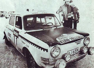 Henri Toivonen y Pauli Toivonen
Padre e hijo junto a un Simca Rallye 2.

Con este modelo participó en la edición 25º Jyväskylän Suurajot - Rally of the 1000 Lakes 1975
Palabras clave: Henri_Toivonen;Pauli_Toivonen;Simca;Rallye;1975;Personajes