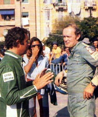 18º Rallye Sanremo 1976
Cesare Fiorio, jefe del Equipo Lancia, manteniendo una conversación con Björn Waldegard.

Björn Waldegard estaba harto de las manipulaciones de Fiorio y su favoritismo en favor de Sandro Munari y así­ se lo hizo saber a Fiorio.
Waldegard mandaba el Rallye con 4 segundos de ventaja antes de tomar la salida en el último tramo del Rallye, Fiorio se puso delante del Stratos de Waldegard y lo retuvo durante 4 segundos después de que el comisario le hubiera dado la salida... y que ganara el mejor.... Waldegard ganó por 4 segundos a Munari.

La semana después de todo este jolgorio, Waldegard habló con Peter Ashcroft, director de Ford Motorsport, y firmó con ellos de cara a la temporada 1977. Cuando Fiorio negoció con Björn su contrato para 1977 y éste le dijo que ya habia firmado por Ford se cogió un cabreo monumental eliminando la inscripción de Waldegard para el Tour de Corse, que ya estaba formalizada.
Ashcroft, con su buena nariz en detectar buenas operaciones, se afanó en encontrar un patrocinio y preparar un Escort oficial para Waldegard y poder competir ese mismo año 76 en la última prueba del Mundial, el RAC Rally.

En el Tour de Corse no compitió pero en el RAC sí­ lo hizo ya con el Ford. Su resultado fue quedar por delante (3º) de Sandro Munari (4º a 54s).

Según dicen, Björn Waldegard se acerco a Fiorio al finalizar dicho Rally (RAC) y le dijo:
"Hasta con otro coche os gano"... repito, según dicen...

En una entrevista de primeros de 1980, recién proclamado Campeón del Mundo, Waldegard dijo, respecto a las órdenes de equipo:
"Nunca discuti­ esas órdenes, pero era la forma en que me eran comunicadas lo que no me gustaba".

Del 6 al 9 de Octubre, Sanremo, Imperia, Liguria, Italia.
Superficie: asfalto.

El Rally tenia un total de 1509 km de los que 780 Km divididos en 36 tramos eran especiales, (2 de ellos fueron cancelados SS9 y SS30).

Tomaron la salida 133 equipos, finalizaron 68.
@
Palabras clave: Lancia;Stratos;Sanremo;1976;Personajes;Asistencias;Historias
