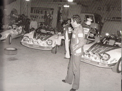 Asistencia del Equipo Lancia en el 18º Rallye Sanremo 1976
En primera línea de imagen Cesare Fiorio, jefe del Equipo.
Detrás 3 de los 4 Lancias que competían en esta edición.

Björn Waldegard estaba harto de las manipulaciones de Fiorio y su favoritismo en favor de Sandro Munari y así­ se lo hizo saber a Fiorio.
Waldegard mandaba el Rallye con 4 segundos de ventaja antes de tomar la salida en el último tramo del Rallye, Fiorio se puso delante del Stratos de Waldegard y lo retuvo durante 4 segundos después de que el comisario le hubiera dado la salida... y que ganara el mejor.... Waldegard ganó por 4 segundos a Munari.

La semana después de todo este jolgorio, Waldegard habló con Peter Ashcroft, director de Ford Motorsport, y firmó con ellos de cara a la temporada 1977. Cuando Fiorio negoció con Björn su contrato para 1977 y éste le dijo que ya habia firmado por Ford se cogió un cabreo monumental eliminando la inscripción de Waldegard para el Tour de Corse, que ya estaba formalizada.
Ashcroft, con su buena nariz en detectar buenas operaciones, se afanó en encontrar un patrocinio y preparar un Escort oficial para Waldegard y poder competir ese mismo año 76 en la última prueba del Mundial, el RAC Rally.

En el Tour de Corse no compitió pero en el RAC sí­ lo hizo ya con el Ford. Su resultado fue quedar por delante (3º) de Sandro Munari (4º a 54s).

Según dicen, Björn Waldegard se acerco a Fiorio al finalizar dicho Rally (RAC) y le dijo:
"Hasta con otro coche os gano"... repito, según dicen...

En una entrevista de primeros de 1980, recién proclamado Campeón del Mundo, Waldegard dijo, respecto a las órdenes de equipo:
"Nunca discuti­ esas órdenes, pero era la forma en que me eran comunicadas lo que no me gustaba".

Del 6 al 9 de Octubre, Sanremo, Imperia, Liguria, Italia.
Superficie: asfalto.

El Rally tenia un total de 1509 km de los que 780 Km divididos en 36 tramos eran especiales, (2 de ellos fueron cancelados SS9 y SS30).

Tomaron la salida 133 equipos, finalizaron 68.
@
Palabras clave: Lancia;Stratos;Sanremo;1976;Personajes;Asistencias