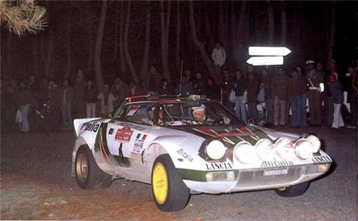 Björn Waldegard - Hans Thorszelius
18º Rally de San Remo 1976. Lancia Stratos HF (TO N12661). Clasificado 1º.

Björn Waldegard estaba harto de las manipulaciones de Fiorio y su favoritismo en favor de Sandro Munari y así­ se lo hizo saber a Fiorio.
Waldegard mandaba el Rallye con 4 segundos de ventaja antes de tomar la salida en el último tramo del Rallye, Fiorio se puso delante del Stratos de Waldegard y lo retuvo durante 4 segundos después de que el comisario le hubiera dado la salida... y que ganara el mejor.... Waldegard ganó por 4 segundos a Munari.

La semana después de todo este jolgorio, Waldegard habló con Peter Ashcroft, director de Ford Motorsport, y firmó con ellos de cara a la temporada 1977. Cuando Fiorio negoció con Björn su contrato para 1977 y éste le dijo que ya habia firmado por Ford se cogió un cabreo monumental eliminando la inscripción de Waldegard para el Tour de Corse, que ya estaba formalizada.
Ashcroft, con su buena nariz en detectar buenas operaciones, se afanó en encontrar un patrocinio y preparar un Escort oficial para Waldegard y poder competir ese mismo año 76 en la última prueba del Mundial, el RAC Rally.

En el Tour de Corse no compitió pero en el RAC sí­ lo hizo ya con el Ford. Su resultado fue quedar por delante (3º) de Sandro Munari (4º a 54s).

Según dicen, Björn Waldegard se acerco a Fiorio al finalizar dicho Rally (RAC) y le dijo:
"Hasta con otro coche os gano"... repito, según dicen...

En una entrevista de primeros de 1980, recién proclamado Campeón del Mundo, Waldegard dijo, respecto a las órdenes de equipo:
"Nunca discuti­ esas órdenes, pero era la forma en que me eran comunicadas lo que no me gustaba".

Del 6 al 9 de Octubre, Sanremo, Imperia, Liguria, Italia.
Superficie: asfalto.

El Rally tenia un total de 1509 km de los que 780 Km divididos en 36 tramos eran especiales, (2 de ellos fueron cancelados SS9 y SS30).

Tomaron la salida 133 equipos, finalizaron 68.
@
Palabras clave: Hans_Thorszelius;Lancia;Stratos;Sanremo;1976