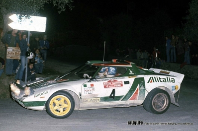 Björn Waldegard - Hans Thorszelius
18º Rally de San Remo 1976. Lancia Stratos HF (TO N12661). Clasificado 1º.

Björn Waldegard estaba harto de las manipulaciones de Fiorio y su favoritismo en favor de Sandro Munari y así­ se lo hizo saber a Fiorio.
Waldegard mandaba el Rallye con 4 segundos de ventaja antes de tomar la salida en el último tramo del Rallye, Fiorio se puso delante del Stratos de Waldegard y lo retuvo durante 4 segundos después de que el comisario le hubiera dado la salida... y que ganara el mejor.... Waldegard ganó por 4 segundos a Munari.

La semana después de todo este jolgorio, Waldegard habló con Peter Ashcroft, director de Ford Motorsport, y firmó con ellos de cara a la temporada 1977. Cuando Fiorio negoció con Björn su contrato para 1977 y éste le dijo que ya habia firmado por Ford se cogió un cabreo monumental eliminando la inscripción de Waldegard para el Tour de Corse, que ya estaba formalizada.
Ashcroft, con su buena nariz en detectar buenas operaciones, se afanó en encontrar un patrocinio y preparar un Escort oficial para Waldegard y poder competir ese mismo año 76 en la última prueba del Mundial, el RAC Rally.

En el Tour de Corse no compitió pero en el RAC sí­ lo hizo ya con el Ford. Su resultado fue quedar por delante (3º) de Sandro Munari (4º a 54s).

Según dicen, Björn Waldegard se acerco a Fiorio al finalizar dicho Rally (RAC) y le dijo:
"Hasta con otro coche os gano"... repito, según dicen...

En una entrevista de primeros de 1980, recién proclamado Campeón del Mundo, Waldegard dijo, respecto a las órdenes de equipo:
"Nunca discuti­ esas órdenes, pero era la forma en que me eran comunicadas lo que no me gustaba".

Del 6 al 9 de Octubre, Sanremo, Imperia, Liguria, Italia.
Superficie: asfalto.

El Rally tenia un total de 1509 km de los que 780 Km divididos en 36 tramos eran especiales, (2 de ellos fueron cancelados SS9 y SS30).

Tomaron la salida 133 equipos, finalizaron 68.
@
Palabras clave: Hans_Thorszelius;Lancia;Stratos;Sanremo;1976