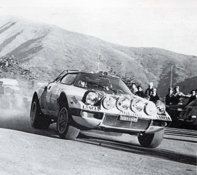 Björn Waldegard - Hans Thorszelius
18º Rally de San Remo 1976. Lancia Stratos HF (TO N12661). Clasificado 1º.

Cesare Fiorio, jefe del Equipo Lancia, manteniendo una conversación con Björn Waldegard.

Björn Waldegard estaba harto de las manipulaciones de Fiorio y su favoritismo en favor de Sandro Munari y así­ se lo hizo saber a Fiorio.
Waldegard mandaba el Rallye con 4 segundos de ventaja antes de tomar la salida en el último tramo del Rallye, Fiorio se puso delante del Stratos de Waldegard y lo retuvo durante 4 segundos después de que el comisario le hubiera dado la salida... y que ganara el mejor.... Waldegard ganó por 4 segundos a Munari.

La semana después de todo este jolgorio, Waldegard habló con Peter Ashcroft, director de Ford Motorsport, y firmó con ellos de cara a la temporada 1977. Cuando Fiorio negoció con Björn su contrato para 1977 y éste le dijo que ya habia firmado por Ford se cogió un cabreo monumental eliminando la inscripción de Waldegard para el Tour de Corse, que ya estaba formalizada.
Ashcroft, con su buena nariz en detectar buenas operaciones, se afanó en encontrar un patrocinio y preparar un Escort oficial para Waldegard y poder competir ese mismo año 76 en la última prueba del Mundial, el RAC Rally.

En el Tour de Corse no compitió pero en el RAC sí­ lo hizo ya con el Ford. Su resultado fue quedar por delante (3º) de Sandro Munari (4º a 54s).

Según dicen, Björn Waldegard se acerco a Fiorio al finalizar dicho Rally (RAC) y le dijo:
"Hasta con otro coche os gano"... repito, según dicen...

En una entrevista de primeros de 1980, recién proclamado Campeón del Mundo, Waldegard dijo, respecto a las órdenes de equipo:
"Nunca discuti­ esas órdenes, pero era la forma en que me eran comunicadas lo que no me gustaba".

Del 6 al 9 de Octubre, Sanremo, Imperia, Liguria, Italia.
Superficie: asfalto.

El Rally tenia un total de 1509 km de los que 780 Km divididos en 36 tramos eran especiales, (2 de ellos fueron cancelados SS9 y SS30).

Tomaron la salida 133 equipos, finalizaron 68.
@
Palabras clave: ;Hans_Thorszelius;Lancia;Stratos;Sanremo;1976