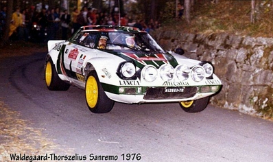 Björn Waldegard - Hans Thorszelius
18º Rally de San Remo 1976. Lancia Stratos HF (TO N12661). Clasificado 1º.

Björn Waldegard estaba harto de las manipulaciones de Fiorio y su favoritismo en favor de Sandro Munari y así­ se lo hizo saber a Fiorio.
Waldegard mandaba el Rallye con 4 segundos de ventaja antes de tomar la salida en el último tramo del Rallye, Fiorio se puso delante del Stratos de Waldegard y lo retuvo durante 4 segundos después de que el comisario le hubiera dado la salida... y que ganara el mejor.... Waldegard ganó por 4 segundos a Munari.

La semana después de todo este jolgorio, Waldegard habló con Peter Ashcroft, director de Ford Motorsport, y firmó con ellos de cara a la temporada 1977. Cuando Fiorio negoció con Björn su contrato para 1977 y éste le dijo que ya habia firmado por Ford se cogió un cabreo monumental eliminando la inscripción de Waldegard para el Tour de Corse, que ya estaba formalizada.
Ashcroft, con su buena nariz en detectar buenas operaciones, se afanó en encontrar un patrocinio y preparar un Escort oficial para Waldegard y poder competir ese mismo año 76 en la última prueba del Mundial, el RAC Rally.

En el Tour de Corse no compitió pero en el RAC sí­ lo hizo ya con el Ford. Su resultado fue quedar por delante (3º) de Sandro Munari (4º a 54s).

Según dicen, Björn Waldegard se acerco a Fiorio al finalizar dicho Rally (RAC) y le dijo:
"Hasta con otro coche os gano"... repito, según dicen...

En una entrevista de primeros de 1980, recién proclamado Campeón del Mundo, Waldegard dijo, respecto a las órdenes de equipo:
"Nunca discuti­ esas órdenes, pero era la forma en que me eran comunicadas lo que no me gustaba".

Del 6 al 9 de Octubre, Sanremo, Imperia, Liguria, Italia.
Superficie: asfalto.

El Rally tenia un total de 1509 km de los que 780 Km divididos en 36 tramos eran especiales, (2 de ellos fueron cancelados SS9 y SS30).

Tomaron la salida 133 equipos, finalizaron 68.
@
Palabras clave: Hans_Thorszelius;Lancia;Stratos;Sanremo;1976