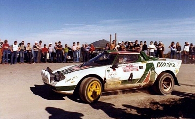 Björn Waldegard - Hans Thorszelius
18º Rally de San Remo 1976. Lancia Stratos HF (TO N12661). Clasificado 1º.

Björn Waldegard estaba harto de las manipulaciones de Fiorio y su favoritismo en favor de Sandro Munari y así­ se lo hizo saber a Fiorio.
Waldegard mandaba el Rallye con 4 segundos de ventaja antes de tomar la salida en el último tramo del Rallye, Fiorio se puso delante del Stratos de Waldegard y lo retuvo durante 4 segundos después de que el comisario le hubiera dado la salida... y que ganara el mejor.... Waldegard ganó por 4 segundos a Munari.

La semana después de todo este jolgorio, Waldegard habló con Peter Ashcroft, director de Ford Motorsport, y firmó con ellos de cara a la temporada 1977. Cuando Fiorio negoció con Björn su contrato para 1977 y éste le dijo que ya habia firmado por Ford se cogió un cabreo monumental eliminando la inscripción de Waldegard para el Tour de Corse, que ya estaba formalizada.
Ashcroft, con su buena nariz en detectar buenas operaciones, se afanó en encontrar un patrocinio y preparar un Escort oficial para Waldegard y poder competir ese mismo año 76 en la última prueba del Mundial, el RAC Rally.

En el Tour de Corse no compitió pero en el RAC sí­ lo hizo ya con el Ford. Su resultado fue quedar por delante (3º) de Sandro Munari (4º a 54s).

Según dicen, Björn Waldegard se acerco a Fiorio al finalizar dicho Rally (RAC) y le dijo:
"Hasta con otro coche os gano"... repito, según dicen...

En una entrevista de primeros de 1980, recién proclamado Campeón del Mundo, Waldegard dijo, respecto a las órdenes de equipo:
"Nunca discuti­ esas órdenes, pero era la forma en que me eran comunicadas lo que no me gustaba".

Del 6 al 9 de Octubre, Sanremo, Imperia, Liguria, Italia.
Superficie: asfalto.

El Rally tenia un total de 1509 km de los que 780 Km divididos en 36 tramos eran especiales, (2 de ellos fueron cancelados SS9 y SS30).

Tomaron la salida 133 equipos, finalizaron 68.
@
Palabras clave: Hans_Thorszelius;Lancia;Stratos;Sanremo;1976