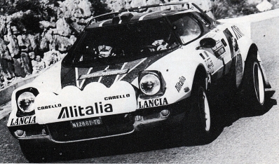 Björn Waldegard - Hans Thorszelius
18º Rally de San Remo 1976. Lancia Stratos HF (TO N12661). Clasificado 1º.

Björn Waldegard estaba harto de las manipulaciones de Fiorio y su favoritismo en favor de Sandro Munari y así­ se lo hizo saber a Fiorio.
Waldegard mandaba el Rallye con 4 segundos de ventaja antes de tomar la salida en el último tramo del Rallye, Fiorio se puso delante del Stratos de Waldegard y lo retuvo durante 4 segundos después de que el comisario le hubiera dado la salida... y que ganara el mejor.... Waldegard ganó por 4 segundos a Munari.

La semana después de todo este jolgorio, Waldegard habló con Peter Ashcroft, director de Ford Motorsport, y firmó con ellos de cara a la temporada 1977. Cuando Fiorio negoció con Björn su contrato para 1977 y éste le dijo que ya habia firmado por Ford se cogió un cabreo monumental eliminando la inscripción de Waldegard para el Tour de Corse, que ya estaba formalizada.
Ashcroft, con su buena nariz en detectar buenas operaciones, se afanó en encontrar un patrocinio y preparar un Escort oficial para Waldegard y poder competir ese mismo año 76 en la última prueba del Mundial, el RAC Rally.

En el Tour de Corse no compitió pero en el RAC sí­ lo hizo ya con el Ford. Su resultado fue quedar por delante (3º) de Sandro Munari (4º a 54s).

Según dicen, Björn Waldegard se acerco a Fiorio al finalizar dicho Rally (RAC) y le dijo:
"Hasta con otro coche os gano"... repito, según dicen...

En una entrevista de primeros de 1980, recién proclamado Campeón del Mundo, Waldegard dijo, respecto a las órdenes de equipo:
"Nunca discuti­ esas órdenes, pero era la forma en que me eran comunicadas lo que no me gustaba".

Del 6 al 9 de Octubre, Sanremo, Imperia, Liguria, Italia.
Superficie: asfalto.

El Rally tenia un total de 1509 km de los que 780 Km divididos en 36 tramos eran especiales, (2 de ellos fueron cancelados SS9 y SS30).

Tomaron la salida 133 equipos, finalizaron 68.
@
Palabras clave: Hans_Thorszelius;Lancia;Stratos;Sanremo;1976