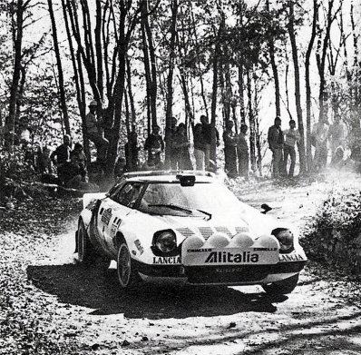 Björn Waldegard - Hans Thorszelius
18º Rally de San Remo 1976. Lancia Stratos HF (TO N12661). Clasificado 1º.

Björn Waldegard estaba harto de las manipulaciones de Fiorio y su favoritismo en favor de Sandro Munari y así­ se lo hizo saber a Fiorio.
Waldegard mandaba el Rallye con 4 segundos de ventaja antes de tomar la salida en el último tramo del Rallye, Fiorio se puso delante del Stratos de Waldegard y lo retuvo durante 4 segundos después de que el comisario le hubiera dado la salida... y que ganara el mejor.... Waldegard ganó por 4 segundos a Munari.

La semana después de todo este jolgorio, Waldegard habló con Peter Ashcroft, director de Ford Motorsport, y firmó con ellos de cara a la temporada 1977. Cuando Fiorio negoció con Björn su contrato para 1977 y éste le dijo que ya habia firmado por Ford se cogió un cabreo monumental eliminando la inscripción de Waldegard para el Tour de Corse, que ya estaba formalizada.
Ashcroft, con su buena nariz en detectar buenas operaciones, se afanó en encontrar un patrocinio y preparar un Escort oficial para Waldegard y poder competir ese mismo año 76 en la última prueba del Mundial, el RAC Rally.

En el Tour de Corse no compitió pero en el RAC sí­ lo hizo ya con el Ford. Su resultado fue quedar por delante (3º) de Sandro Munari (4º a 54s).

Según dicen, Björn Waldegard se acerco a Fiorio al finalizar dicho Rally (RAC) y le dijo:
"Hasta con otro coche os gano"... repito, según dicen...

En una entrevista de primeros de 1980, recién proclamado Campeón del Mundo, Waldegard dijo, respecto a las órdenes de equipo:
"Nunca discuti­ esas órdenes, pero era la forma en que me eran comunicadas lo que no me gustaba".

Del 6 al 9 de Octubre, Sanremo, Imperia, Liguria, Italia.
Superficie: asfalto.

El Rally tenia un total de 1509 km de los que 780 Km divididos en 36 tramos eran especiales, (2 de ellos fueron cancelados SS9 y SS30).

Tomaron la salida 133 equipos, finalizaron 68.
@
Palabras clave: Hans_Thorszelius;Lancia;Stratos;Sanremo;1976