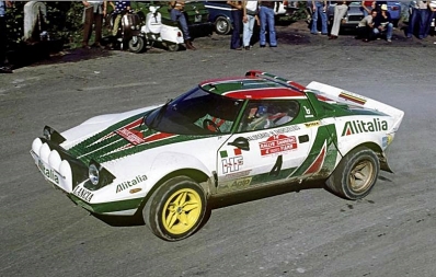 Björn Waldegard - Hans Thorszelius
18º Rally de San Remo 1976. Lancia Stratos HF (TO N12661). Clasificado 1º.

Björn Waldegard estaba harto de las manipulaciones de Fiorio y su favoritismo en favor de Sandro Munari y así­ se lo hizo saber a Fiorio.
Waldegard mandaba el Rallye con 4 segundos de ventaja antes de tomar la salida en el último tramo del Rallye, Fiorio se puso delante del Stratos de Waldegard y lo retuvo durante 4 segundos después de que el comisario le hubiera dado la salida... y que ganara el mejor.... Waldegard ganó por 4 segundos a Munari.

La semana después de todo este jolgorio, Waldegard habló con Peter Ashcroft, director de Ford Motorsport, y firmó con ellos de cara a la temporada 1977. Cuando Fiorio negoció con Björn su contrato para 1977 y éste le dijo que ya habia firmado por Ford se cogió un cabreo monumental eliminando la inscripción de Waldegard para el Tour de Corse, que ya estaba formalizada.
Ashcroft, con su buena nariz en detectar buenas operaciones, se afanó en encontrar un patrocinio y preparar un Escort oficial para Waldegard y poder competir ese mismo año 76 en la última prueba del Mundial, el RAC Rally.

En el Tour de Corse no compitió pero en el RAC sí­ lo hizo ya con el Ford. Su resultado fue quedar por delante (3º) de Sandro Munari (4º a 54s).

Según dicen, Björn Waldegard se acerco a Fiorio al finalizar dicho Rally (RAC) y le dijo:
"Hasta con otro coche os gano"... repito, según dicen...

En una entrevista de primeros de 1980, recién proclamado Campeón del Mundo, Waldegard dijo, respecto a las órdenes de equipo:
"Nunca discuti­ esas órdenes, pero era la forma en que me eran comunicadas lo que no me gustaba".

Del 6 al 9 de Octubre, Sanremo, Imperia, Liguria, Italia.
Superficie: asfalto.

El Rally tenia un total de 1509 km de los que 780 Km divididos en 36 tramos eran especiales, (2 de ellos fueron cancelados SS9 y SS30).

Tomaron la salida 133 equipos, finalizaron 68.
@
Palabras clave: Hans_Thorszelius;Lancia;Stratos;Sanremo;1976