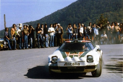 Björn Waldegard - Hans Thorszelius
18º Rally de San Remo 1976. Lancia Stratos HF (TO N12661). Clasificado 1º.

Björn Waldegard estaba harto de las manipulaciones de Fiorio y su favoritismo en favor de Sandro Munari y así­ se lo hizo saber a Fiorio.
Waldegard mandaba el Rallye con 4 segundos de ventaja antes de tomar la salida en el último tramo del Rallye, Fiorio se puso delante del Stratos de Waldegard y lo retuvo durante 4 segundos después de que el comisario le hubiera dado la salida... y que ganara el mejor.... Waldegard ganó por 4 segundos a Munari.

La semana después de todo este jolgorio, Waldegard habló con Peter Ashcroft, director de Ford Motorsport, y firmó con ellos de cara a la temporada 1977. Cuando Fiorio negoció con Björn su contrato para 1977 y éste le dijo que ya habia firmado por Ford se cogió un cabreo monumental eliminando la inscripción de Waldegard para el Tour de Corse, que ya estaba formalizada.
Ashcroft, con su buena nariz en detectar buenas operaciones, se afanó en encontrar un patrocinio y preparar un Escort oficial para Waldegard y poder competir ese mismo año 76 en la última prueba del Mundial, el RAC Rally.

En el Tour de Corse no compitió pero en el RAC sí­ lo hizo ya con el Ford. Su resultado fue quedar por delante (3º) de Sandro Munari (4º a 54s).

Según dicen, Björn Waldegard se acerco a Fiorio al finalizar dicho Rally (RAC) y le dijo:
"Hasta con otro coche os gano"... repito, según dicen...

En una entrevista de primeros de 1980, recién proclamado Campeón del Mundo, Waldegard dijo, respecto a las órdenes de equipo:
"Nunca discuti­ esas órdenes, pero era la forma en que me eran comunicadas lo que no me gustaba".

Del 6 al 9 de Octubre, Sanremo, Imperia, Liguria, Italia.
Superficie: asfalto.

El Rally tenia un total de 1509 km de los que 780 Km divididos en 36 tramos eran especiales, (2 de ellos fueron cancelados SS9 y SS30).

Tomaron la salida 133 equipos, finalizaron 68.
@
Palabras clave: Hans_Thorszelius;Lancia;Stratos;Sanremo;1976