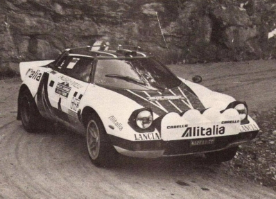 Björn Waldegard - Hans Thorszelius
18º Rally de San Remo 1976. Lancia Stratos HF (TO N12661). Clasificado 1º.

Björn Waldegard estaba harto de las manipulaciones de Fiorio y su favoritismo en favor de Sandro Munari y así­ se lo hizo saber a Fiorio.
Waldegard mandaba el Rallye con 4 segundos de ventaja antes de tomar la salida en el último tramo del Rallye, Fiorio se puso delante del Stratos de Waldegard y lo retuvo durante 4 segundos después de que el comisario le hubiera dado la salida... y que ganara el mejor.... Waldegard ganó por 4 segundos a Munari.

La semana después de todo este jolgorio, Waldegard habló con Peter Ashcroft, director de Ford Motorsport, y firmó con ellos de cara a la temporada 1977. Cuando Fiorio negoció con Björn su contrato para 1977 y éste le dijo que ya habia firmado por Ford se cogió un cabreo monumental eliminando la inscripción de Waldegard para el Tour de Corse, que ya estaba formalizada.
Ashcroft, con su buena nariz en detectar buenas operaciones, se afanó en encontrar un patrocinio y preparar un Escort oficial para Waldegard y poder competir ese mismo año 76 en la última prueba del Mundial, el RAC Rally.

En el Tour de Corse no compitió pero en el RAC sí­ lo hizo ya con el Ford. Su resultado fue quedar por delante (3º) de Sandro Munari (4º a 54s).

Según dicen, Björn Waldegard se acerco a Fiorio al finalizar dicho Rally (RAC) y le dijo:
"Hasta con otro coche os gano"... repito, según dicen...

En una entrevista de primeros de 1980, recién proclamado Campeón del Mundo, Waldegard dijo, respecto a las órdenes de equipo:
"Nunca discuti­ esas órdenes, pero era la forma en que me eran comunicadas lo que no me gustaba".

Del 6 al 9 de Octubre, Sanremo, Imperia, Liguria, Italia.
Superficie: asfalto.

El Rally tenia un total de 1509 km de los que 780 Km divididos en 36 tramos eran especiales, (2 de ellos fueron cancelados SS9 y SS30).

Tomaron la salida 133 equipos, finalizaron 68.
@
Palabras clave: Hans_Thorszelius;Lancia;Stratos;Sanremo;1976