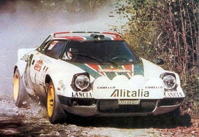 Björn Waldegard - Hans Thorszelius
18º Rally de San Remo 1976. Lancia Stratos HF (TO N12661). Clasificado 1º.

Björn Waldegard estaba harto de las manipulaciones de Fiorio y su favoritismo en favor de Sandro Munari y así­ se lo hizo saber a Fiorio.
Waldegard mandaba el Rallye con 4 segundos de ventaja antes de tomar la salida en el último tramo del Rallye, Fiorio se puso delante del Stratos de Waldegard y lo retuvo durante 4 segundos después de que el comisario le hubiera dado la salida... y que ganara el mejor.... Waldegard ganó por 4 segundos a Munari.

La semana después de todo este jolgorio, Waldegard habló con Peter Ashcroft, director de Ford Motorsport, y firmó con ellos de cara a la temporada 1977. Cuando Fiorio negoció con Björn su contrato para 1977 y éste le dijo que ya habia firmado por Ford se cogió un cabreo monumental eliminando la inscripción de Waldegard para el Tour de Corse, que ya estaba formalizada.
Ashcroft, con su buena nariz en detectar buenas operaciones, se afanó en encontrar un patrocinio y preparar un Escort oficial para Waldegard y poder competir ese mismo año 76 en la última prueba del Mundial, el RAC Rally.

En el Tour de Corse no compitió pero en el RAC sí­ lo hizo ya con el Ford. Su resultado fue quedar por delante (3º) de Sandro Munari (4º a 54s).

Según dicen, Björn Waldegard se acerco a Fiorio al finalizar dicho Rally (RAC) y le dijo:
"Hasta con otro coche os gano"... repito, según dicen...

En una entrevista de primeros de 1980, recién proclamado Campeón del Mundo, Waldegard dijo, respecto a las órdenes de equipo:
"Nunca discuti­ esas órdenes, pero era la forma en que me eran comunicadas lo que no me gustaba".

Del 6 al 9 de Octubre, Sanremo, Imperia, Liguria, Italia.
Superficie: asfalto.

El Rally tenia un total de 1509 km de los que 780 Km divididos en 36 tramos eran especiales, (2 de ellos fueron cancelados SS9 y SS30).

Tomaron la salida 133 equipos, finalizaron 68.
@
Palabras clave: Hans_Thorszelius;Lancia;Stratos;Sanremo;1976