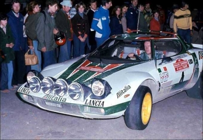 Björn Waldegard - Hans Thorszelius
18º Rally de San Remo 1976. Lancia Stratos HF (TO N12661). Clasificado 1º.

Björn Waldegard estaba harto de las manipulaciones de Fiorio y su favoritismo en favor de Sandro Munari y así­ se lo hizo saber a Fiorio.
Waldegard mandaba el Rallye con 4 segundos de ventaja antes de tomar la salida en el último tramo del Rallye, Fiorio se puso delante del Stratos de Waldegard y lo retuvo durante 4 segundos después de que el comisario le hubiera dado la salida... y que ganara el mejor.... Waldegard ganó por 4 segundos a Munari.

La semana después de todo este jolgorio, Waldegard habló con Peter Ashcroft, director de Ford Motorsport, y firmó con ellos de cara a la temporada 1977. Cuando Fiorio negoció con Björn su contrato para 1977 y éste le dijo que ya habia firmado por Ford se cogió un cabreo monumental eliminando la inscripción de Waldegard para el Tour de Corse, que ya estaba formalizada.
Ashcroft, con su buena nariz en detectar buenas operaciones, se afanó en encontrar un patrocinio y preparar un Escort oficial para Waldegard y poder competir ese mismo año 76 en la última prueba del Mundial, el RAC Rally.

En el Tour de Corse no compitió pero en el RAC sí­ lo hizo ya con el Ford. Su resultado fue quedar por delante (3º) de Sandro Munari (4º a 54s).

Según dicen, Björn Waldegard se acerco a Fiorio al finalizar dicho Rally (RAC) y le dijo:
"Hasta con otro coche os gano"... repito, según dicen...

En una entrevista de primeros de 1980, recién proclamado Campeón del Mundo, Waldegard dijo, respecto a las órdenes de equipo:
"Nunca discuti­ esas órdenes, pero era la forma en que me eran comunicadas lo que no me gustaba".

Del 6 al 9 de Octubre, Sanremo, Imperia, Liguria, Italia.
Superficie: asfalto.

El Rally tenia un total de 1509 km de los que 780 Km divididos en 36 tramos eran especiales, (2 de ellos fueron cancelados SS9 y SS30).

Tomaron la salida 133 equipos, finalizaron 68.
@
Palabras clave: Hans_Thorszelius;Lancia;Stratos;Sanremo;1976